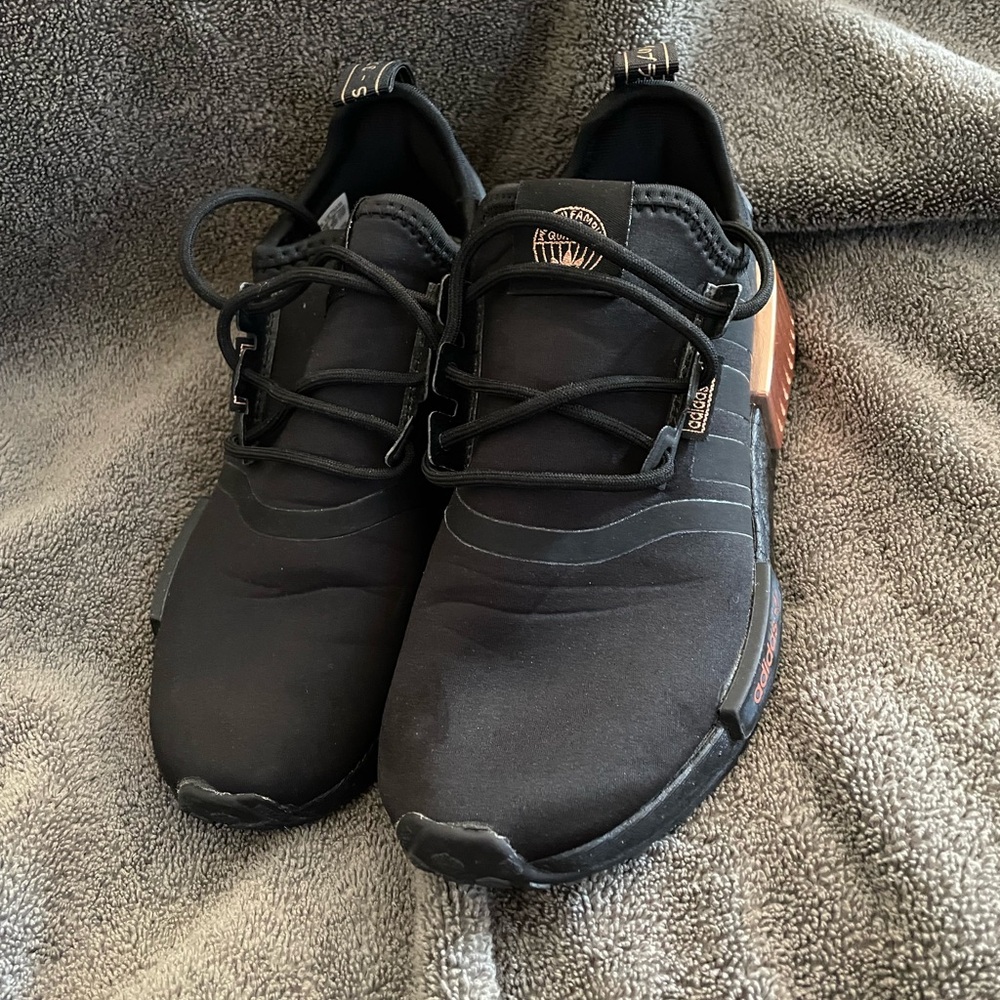Adidas NMD R1 black and copper details sz. 5
